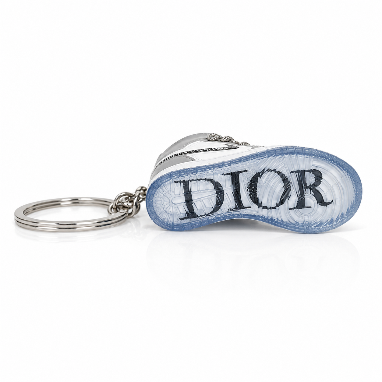 Detalle de la mini sneaker Air Jordan 1 High Dior 2