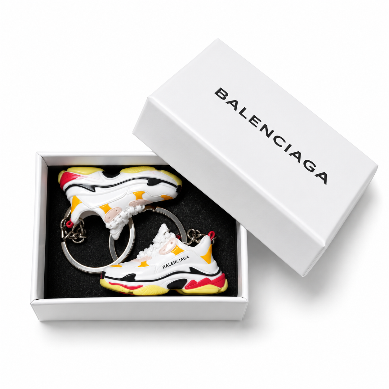 Dúo Balenciaga Triple S con dos mini sneakers en mini caja