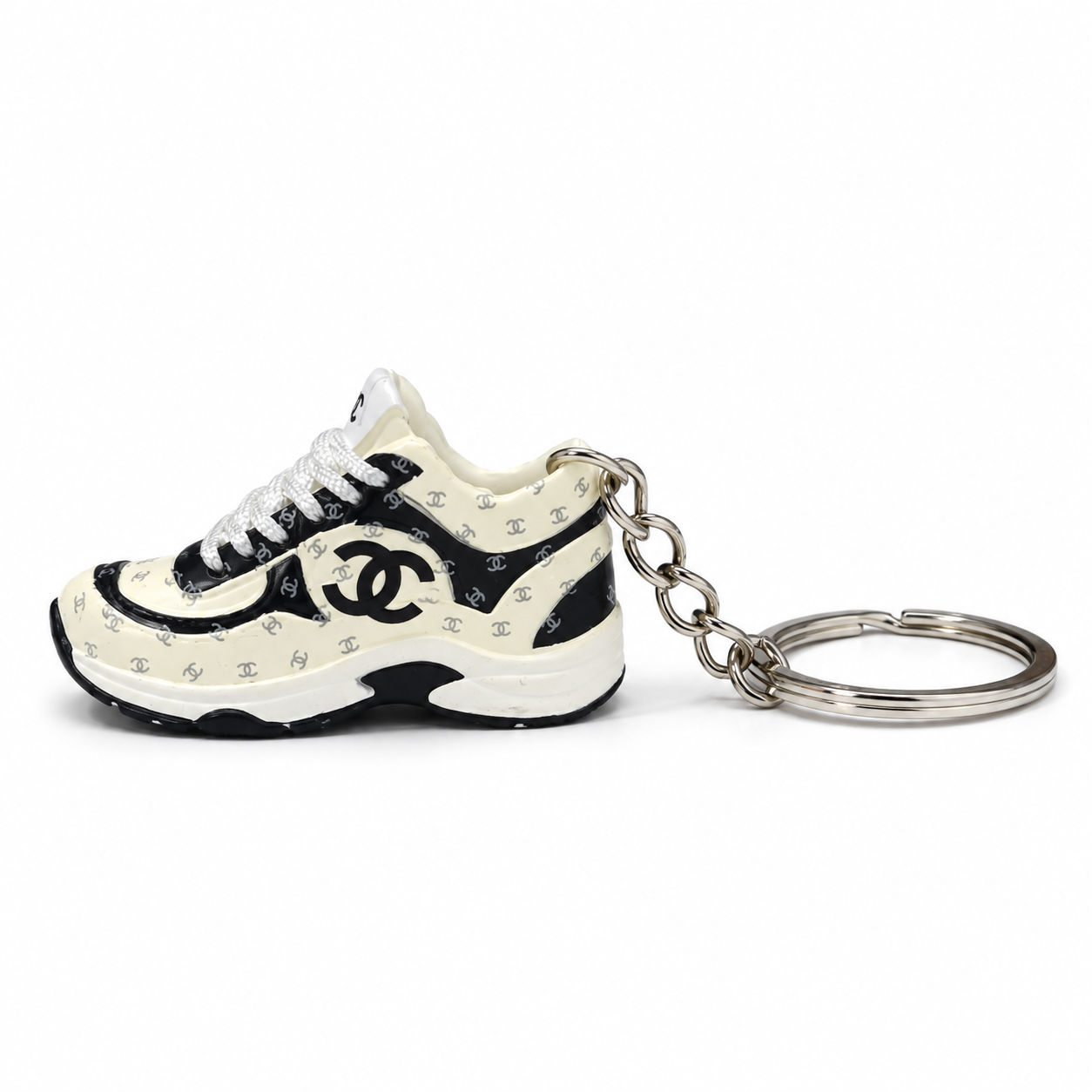 Mini sneaker Chanel CC Logo White Black vista lateral