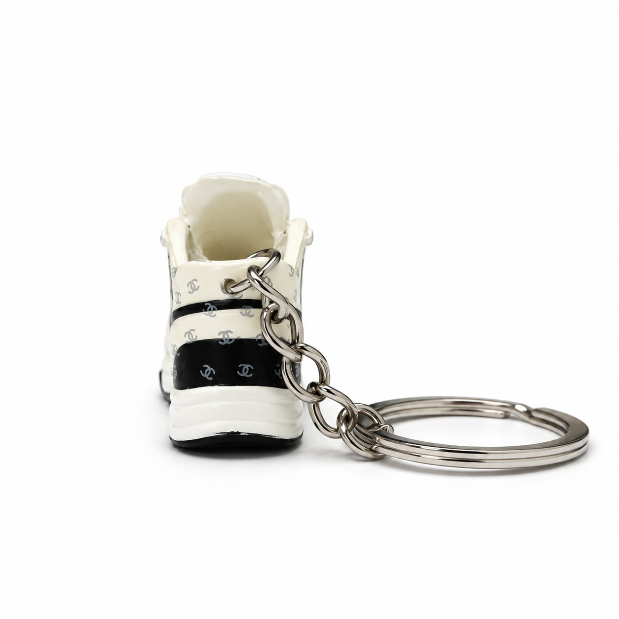 Mini sneaker Chanel CC Logo White Black vista trasera